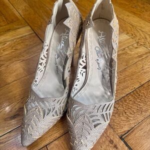 Alice+Olivia Dina Floral Lizard Print Lace Cutout Pumps Heels in Natural, 39 8.5